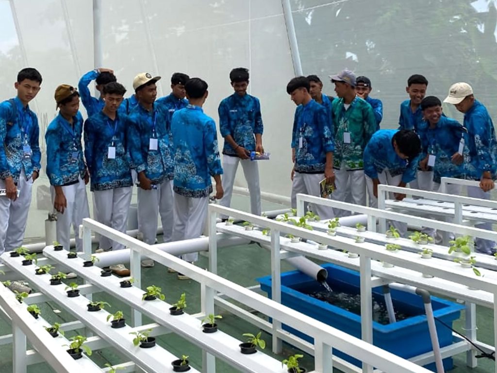 Kunjungan SMAN Pesanggaran ke greenhouse 